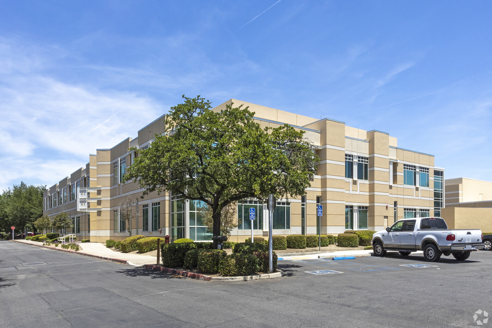 Exterior front view of Dignity Health Women's Center Southwest - Bakersfield, CA